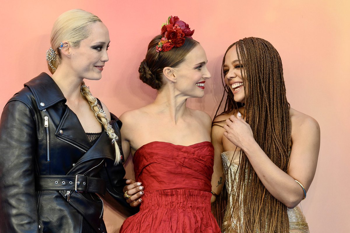 andrewsimsimage's tweet photo. Pom Klementieff, Natalie Portman, Tessa Thompson, Rita Ora and Taika Waititi. Marvel Studios Thor Love and Thunder UK Screening. #thorloveandthunder #thor #marvel #PomKlementieff #natalieportman #ritaora #taikawaititi #tessathompson #redcarpet https://t.co/AaygLoTBdm