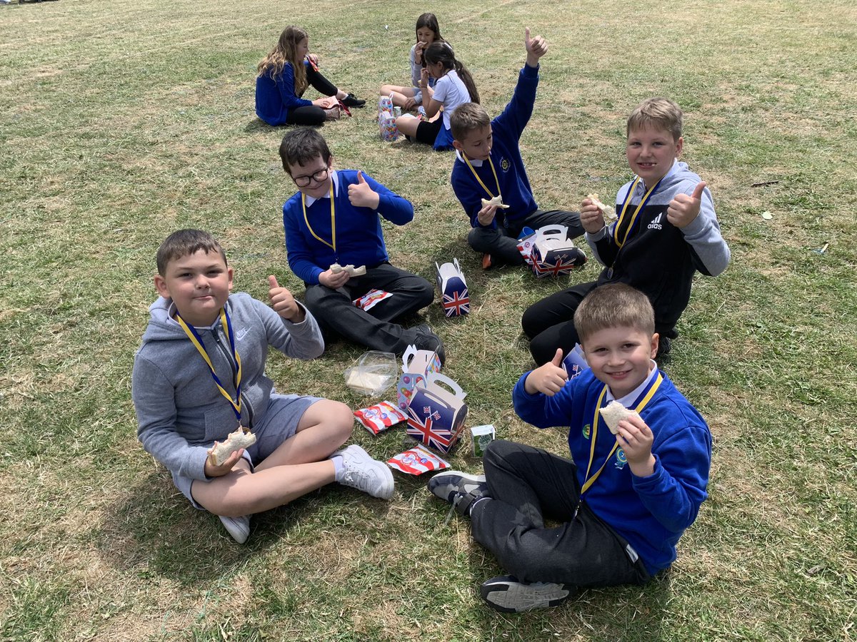Wheeler_PS's tweet photo. ☀️ Year 5 ☀️ Some very happy children enjoying their picnic lunch today. Thank you to the kitchen staff for organising such a tasty lunch #HCAT9thbirthday @HCATschools @hcatcatering https://t.co/EYDDProzDc