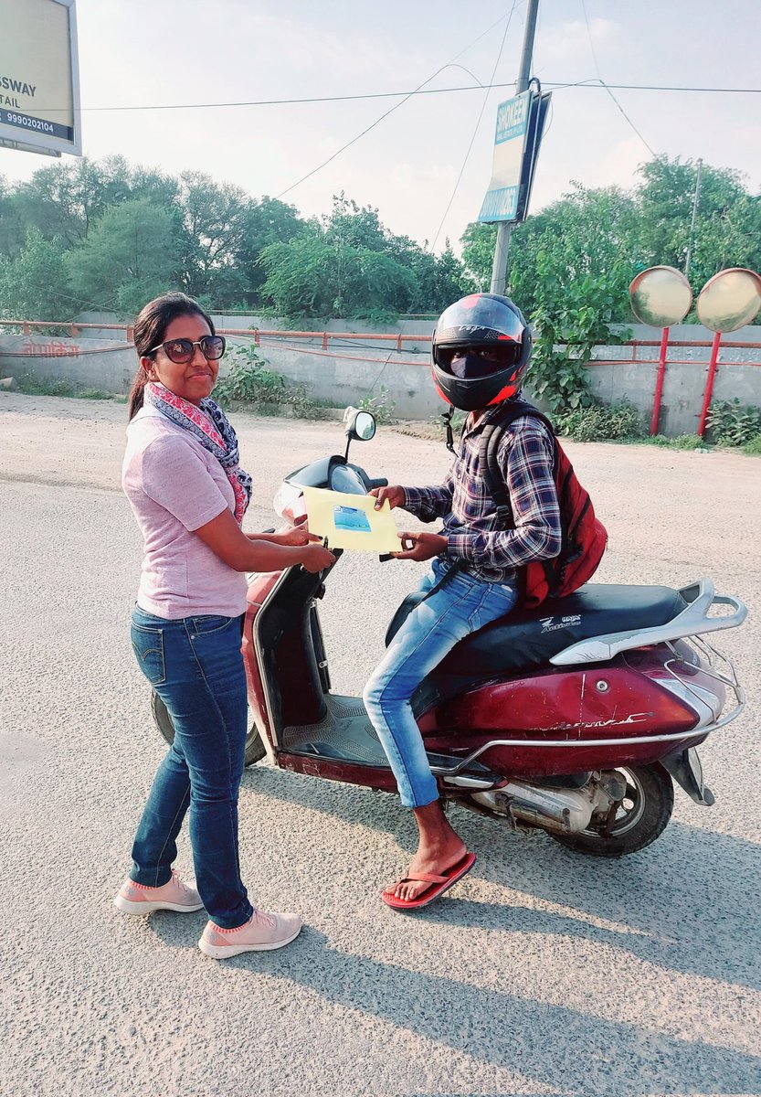 BPCLBijwasan's tweet photo. Make atleast 1 person u meet daily to take #Swachhta pledge&amp;be part of this great initiative #SwachhtaPakhwada.We distributed Hygiene kits&amp;Saplings to commuters&amp;pledged them to keep surroundings clean.#SwachhBharatGov #Swachsurvekshan @BPCLimited @MIHIRJOSHI1972 @shivaji071084 https://t.co/fOn4zWpt29