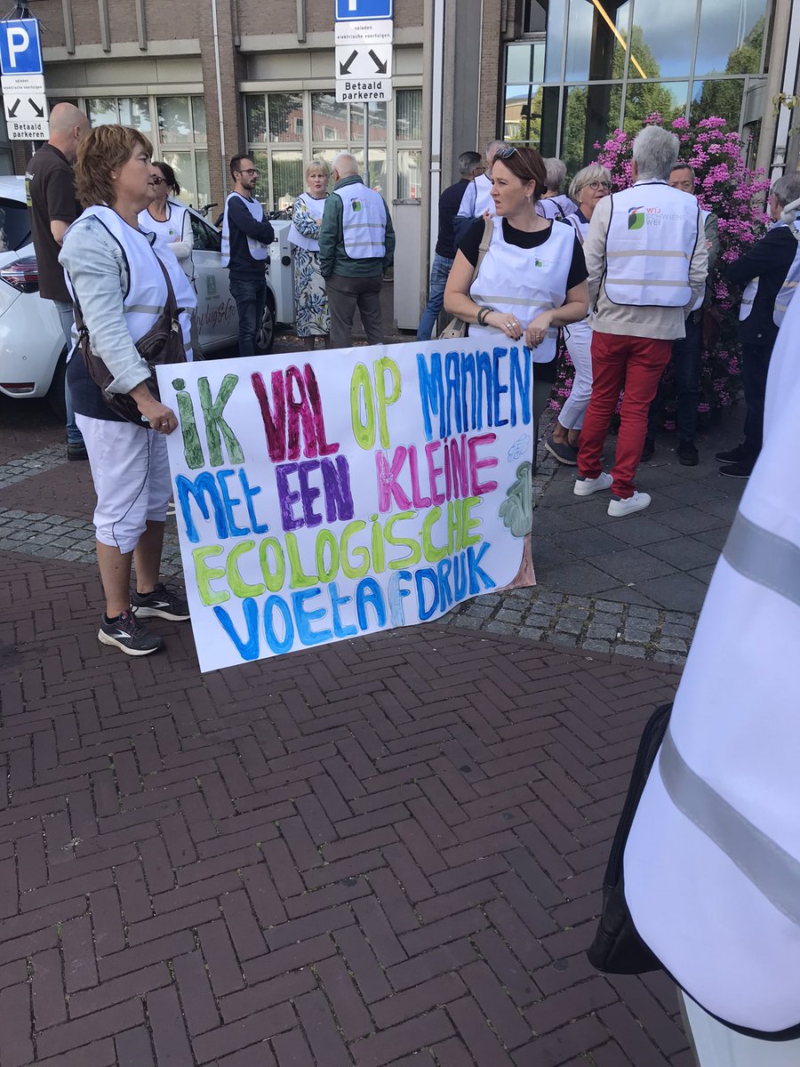 GLSittardGeleen's tweet photo. Bewoners en actiegroep “WijSchwienswei” verzamelen zich voor gemeentehuis in Geleen. Raadsronde over kaders opgesteld door demissionair College toegeschreven naar toestaan ruim 200 vakantiewoningen. Zij staan voor versterking groen! https://t.co/i1VZQMy5pf