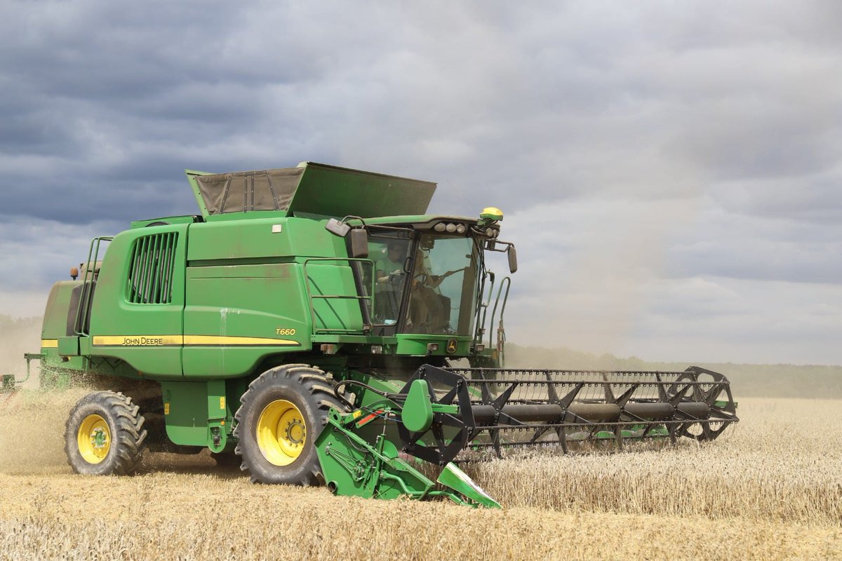 MathildePARIS45's tweet photo. Journée en immersion au cœur de la filière CRC locale de production de blé, de la moisson au stockage avant sa transformation. Exemple parfait du cercle vertueux des circuits-courts que je souhaite défendre. Merci à Rémi Bedu, agriculteur d'Autry et à Martin Suplisson! #Circo4503 https://t.co/LMIz89M9Lo
