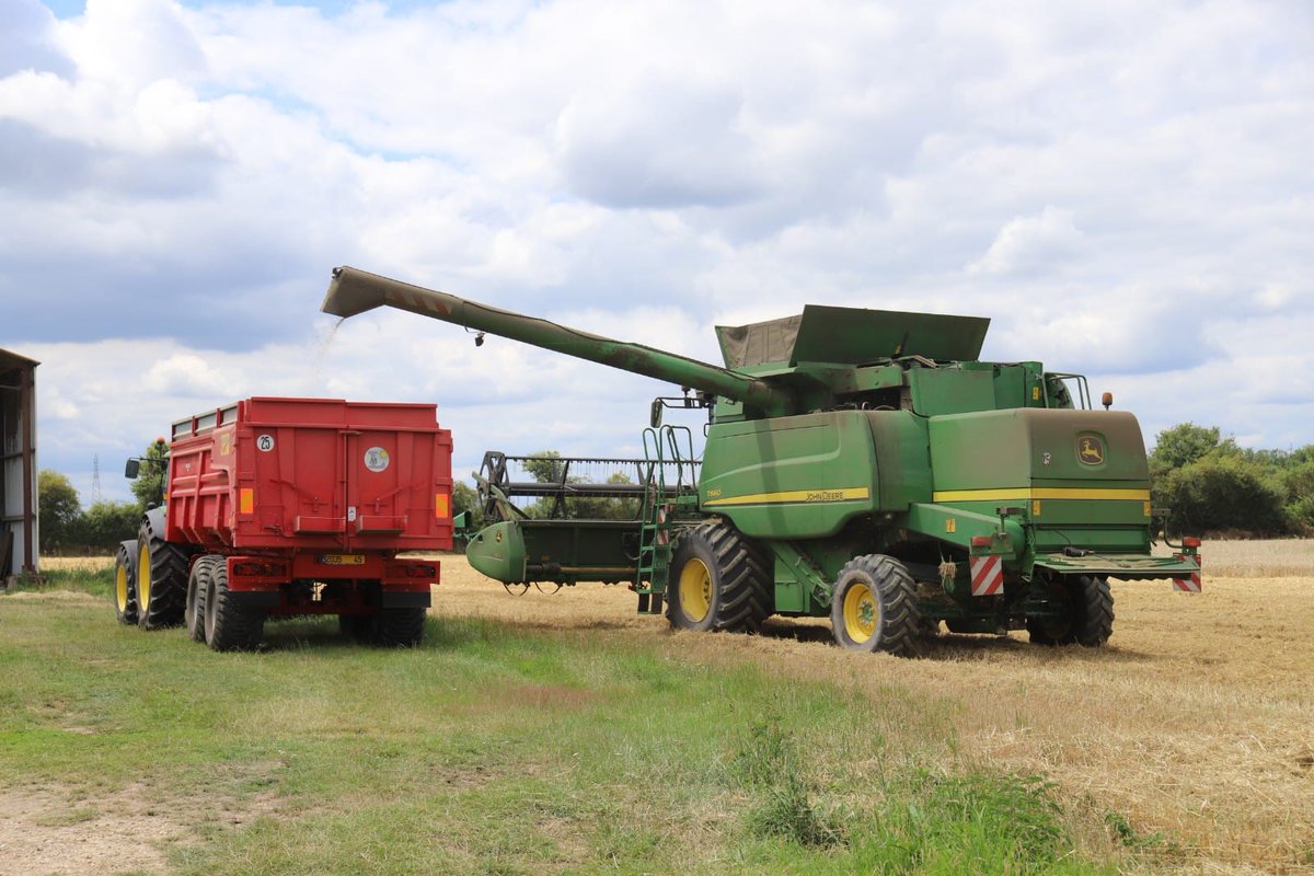 MathildePARIS45's tweet photo. Journée en immersion au cœur de la filière CRC locale de production de blé, de la moisson au stockage avant sa transformation. Exemple parfait du cercle vertueux des circuits-courts que je souhaite défendre. Merci à Rémi Bedu, agriculteur d'Autry et à Martin Suplisson! #Circo4503 https://t.co/LMIz89M9Lo