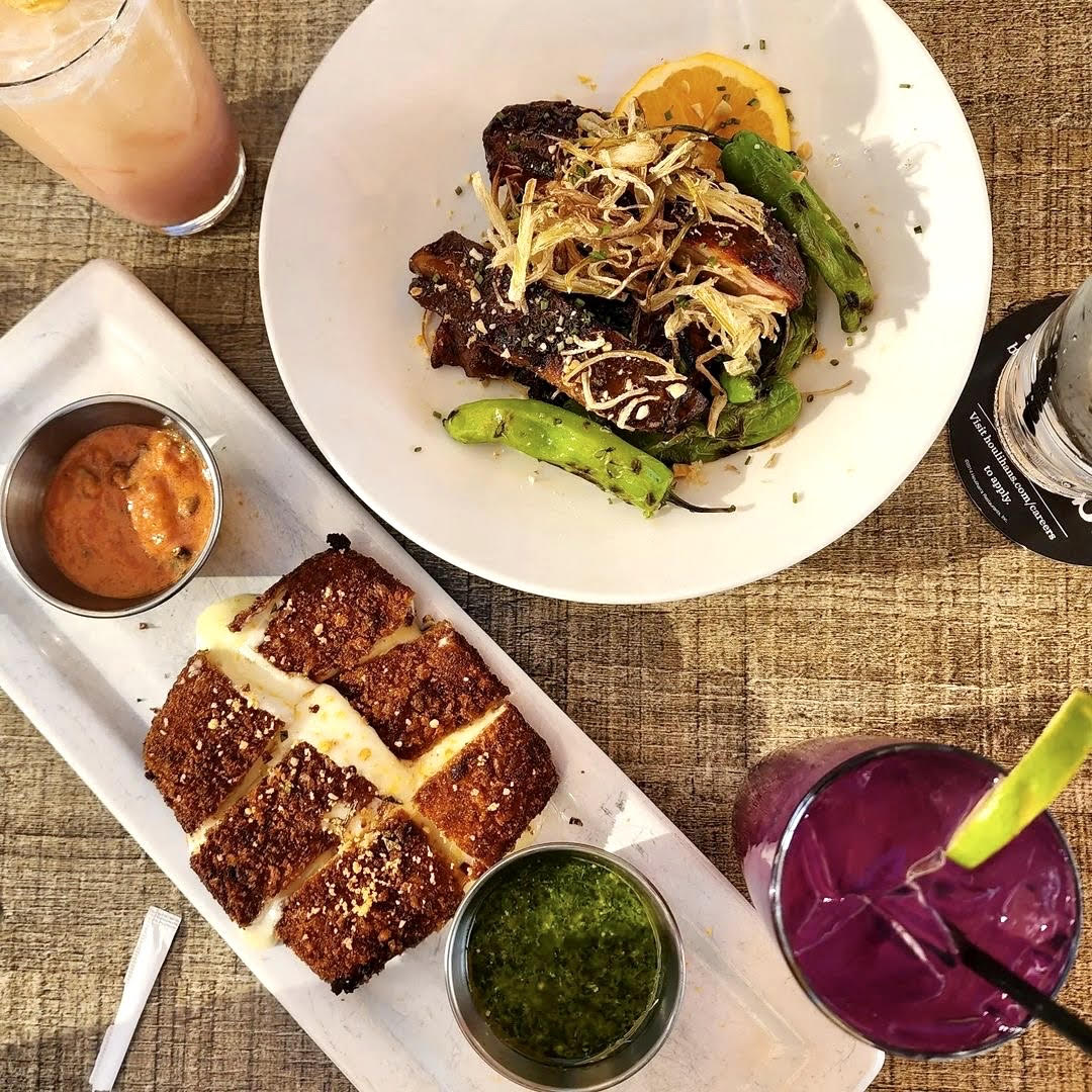 Houlihans's tweet photo. Appetizers. “The food you eat before your food comes.” #Houlihans #HOUFaves #Ribs #FriedCheese 📸 https://t.co/5iN2PRDsJZ https://t.co/JAuUC3jFIw