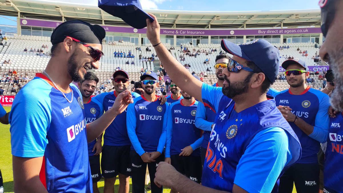 BCCI's tweet photo. Congratulations to @arshdeepsinghh who is all set to make his T20I debut for #TeamIndia 

He receives his cap from Captain @ImRo45

#ENGvIND https://t.co/2YOY15GwRj