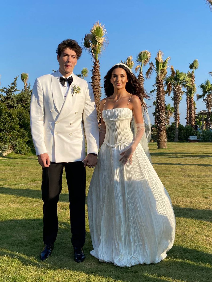 Makedonya'da dünya evine giren NBA yıldızı Cedi Osman ve güzel oyuncu Ebru Şahin, şuan Çeşme'de gerçekleşen, yakın dostlarının katıldığı düğün öncesi objektif poz verdi...

Düğünün en özel görüntüleri, Magazin Kuryesi YouTube kanalında

#cediosman #ebruşahin