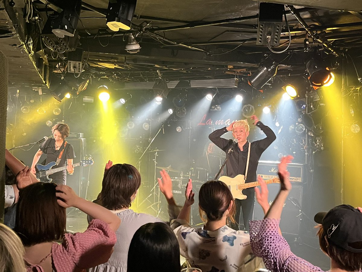 nabe_ok's tweet photo. madmantails！
バンドは2月ぶり！
やっぱなんかイキイキしてるな達生が。
メンバーも楽しそうだし😊
仲間がいるって陳腐な響きになっちゃうけど、一緒にやってる人がいるって楽しいよね！
一緒に脳みそ揺れてきたぜ！(ビール持ってたので片手参加w) https://t.co/H6vesnBExD