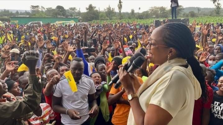 cheruiyotbonif1's tweet photo. Governor Mtarajiwa @susankihika today at Kapkures Ward, her engagement is not in vain. Street lighting, improvement of access roads, water provision, empowerment of youth, women and many more. Let us vote her .
#GavanaNiMama
#TestedProvenReady
#MamaWaKazi
#SuetheSure https://t.co/NNKaqQHDOm