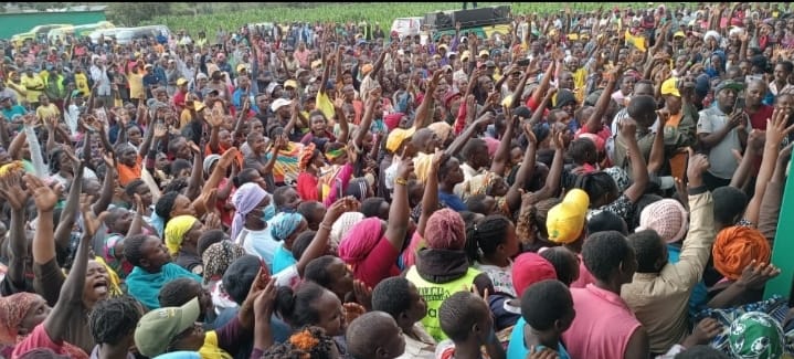 cheruiyotbonif1's tweet photo. Governor Mtarajiwa @susankihika today at Kapkures Ward, her engagement is not in vain. Street lighting, improvement of access roads, water provision, empowerment of youth, women and many more. Let us vote her .
#GavanaNiMama
#TestedProvenReady
#MamaWaKazi
#SuetheSure https://t.co/NNKaqQHDOm
