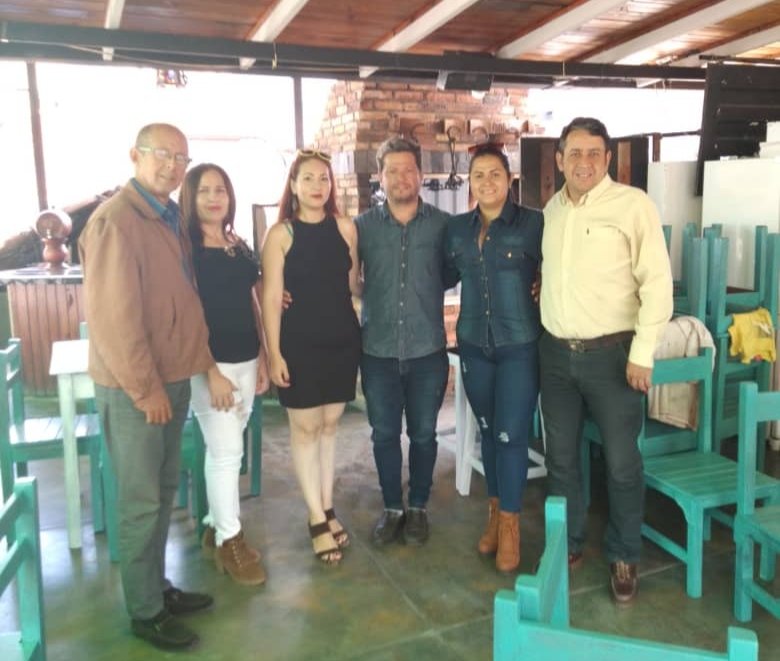 Mayiraandreina's tweet photo. Hoy #07Jul los factores democráticos que pertenecemos a la @AlianzaDmrda nos reunimos para analizar futuros escenarios políticos y seguir trabajando de la mano en Unidad para el Progreso de #Merida y nuestro país.
@luisromeroc  @AprogresistaMda @AlianzaDemocVE @AprogresistaMda https://t.co/sO18NH6OCy