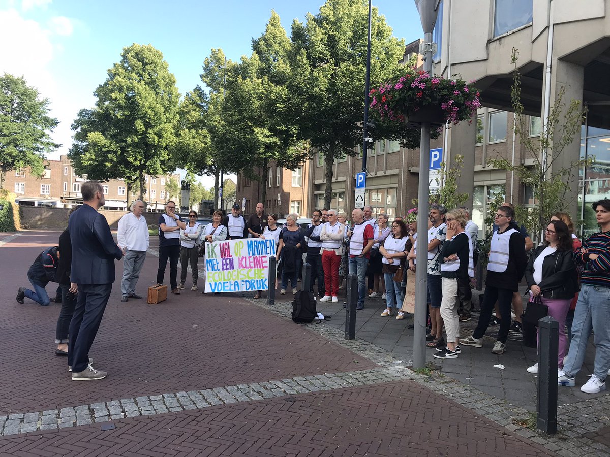 GLSittardGeleen's tweet photo. Sander en Marleen leggen nu uit waarom de nieuwe kaders gaande de wedstrijd zonder overleg zijn bijgesteld. Het proces gestart om te werken aan derde variant wordt daarmee verstoord. En met de slogan “zonder natuur kan een stad niet bloeien” sluiten ze af! https://t.co/ccuD0f2idX