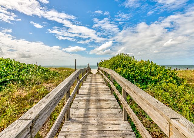 ResortRentalsUS's tweet photo. ☀️ LAST MINUTE JULY AVAILABILITY! Our popular Lands End condos are a tropical paradise that sits on a quiet beach with a winding wooden boardwalk that wraps around the property. BOOK NOW! https://t.co/5fKQG4aEdj #ResortRentals #TampaBayBeaches #StPete #Clearwater https://t.co/F3yjO36Y15