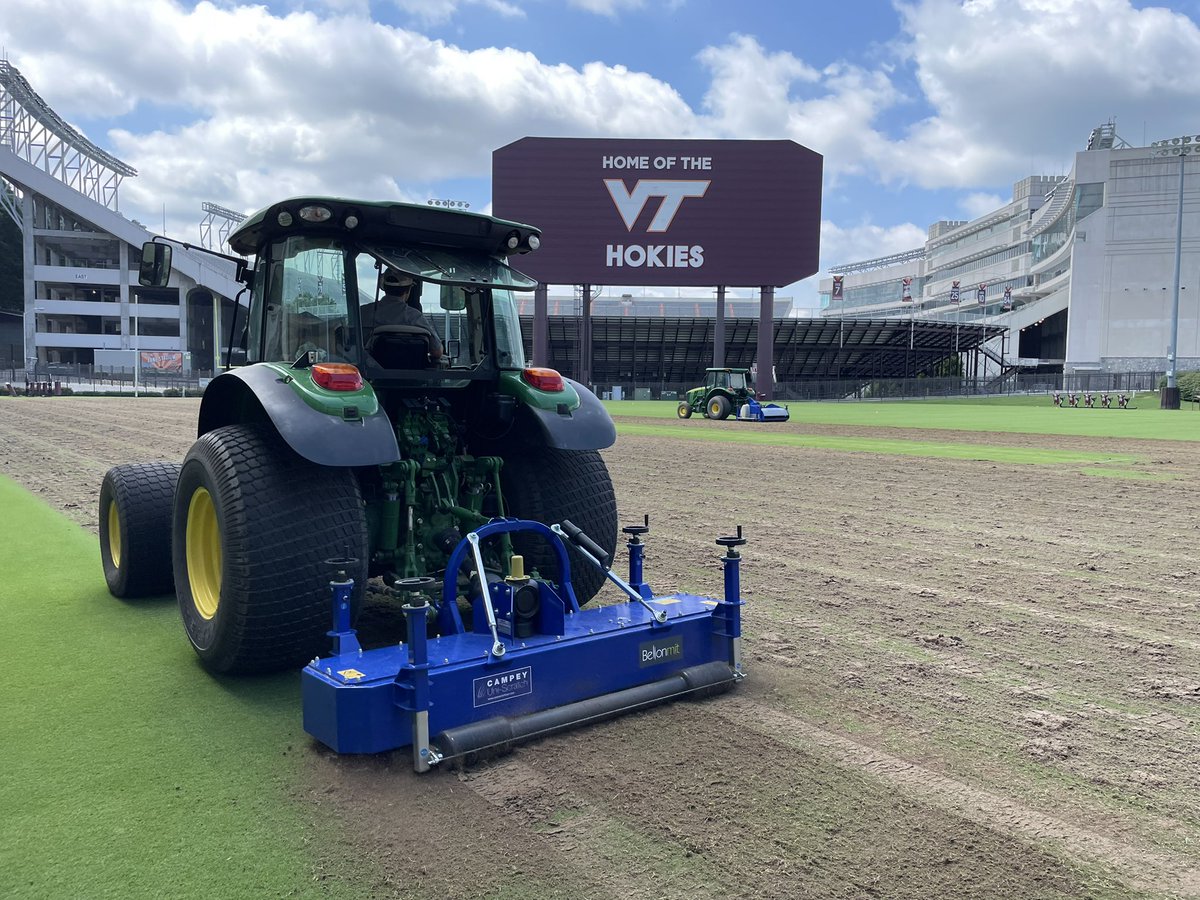 ITACTURF's tweet photo. #ITACTURF doing a little work at my alumni mater this week #recycledress #frazemow #uniscratch #shockwave https://t.co/zGI675wC2U