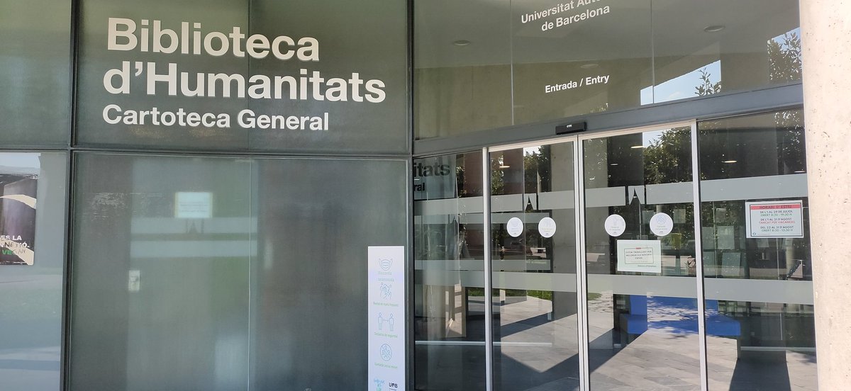 BHumanitatsUAB's tweet photo. La @BHumanitatsUAB està de celebració! 🥳🎉
👉 La porta automàtica de l'entrada fa 2 anyets, just avui 🎂.
Va suposar un gran avenç per a la comoditat tant del personal com dels usuaris i usuàries de la biblioteca.
#Tenrecordes de la que hi havia abans? 🚪 https://t.co/PZ8KWVYq4m