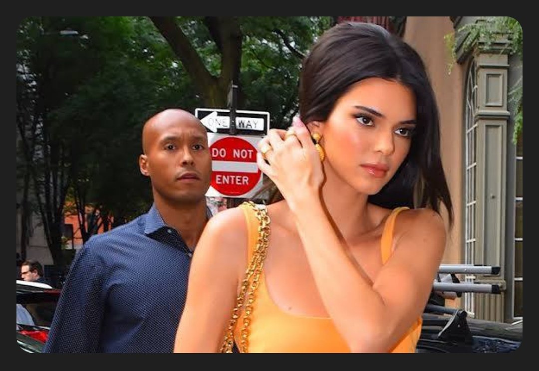 FunkyAssDesign's tweet photo. @StretfordPaddck journalist extraordinaire @JayMotty spotted heading out with Kendall Jenner.
#jaymotty #ITK #sorryifibutcheredyourname https://t.co/Zvy97QZFcl