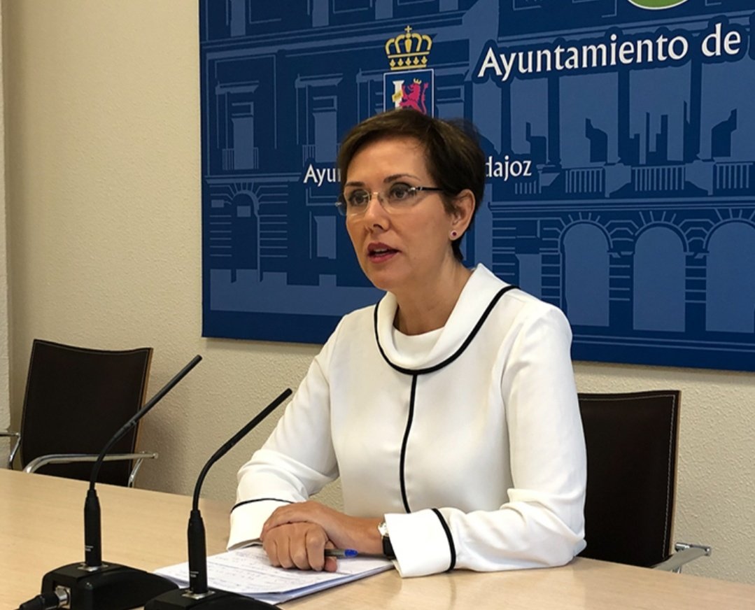 El alcalde de Badajoz, <a href="/BarreraGragera/">Ignacio Gragera 🇪🇦</a> cesa a la concejala del PP, María José Solana de sus competencias en el Ayuntamiento de Badajoz. Esta tarde firmaba el decreto, según confirman fuentes del Ayuntamiento a <a href="/OndaCeroBadajoz/">Onda Cero Badajoz</a> El propio Grajera asumirá sus funciones