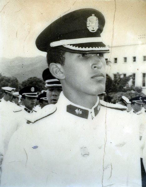 vladimirpadrino's tweet photo. “Me gustaría ser recordado como un soldado. Si alguien dijera: Chávez fue un soldado, sería suficiente”. Hace 47 años egresaba de la Academia Militar de Venezuela el Sub Teniente Hugo Chávez, el joven soñador, guerrero y patriota. Con él decimos: ¡SOLDADOS SOMOS! ¡VIVA CHÁVEZ! https://t.co/0n9f26ZHoJ