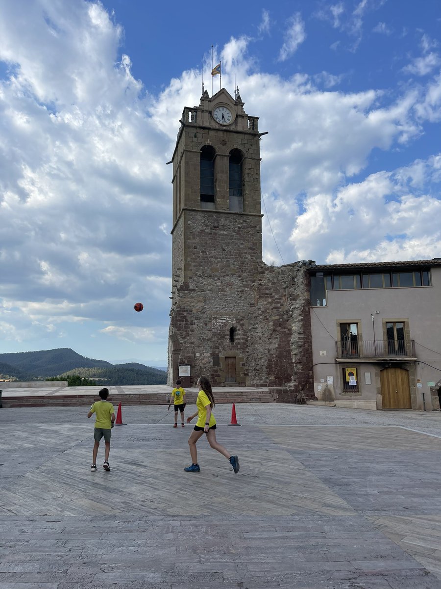 Us imagineu una Plaça Major sense cotxes? Els nens recuperen les places 😉💪🔝