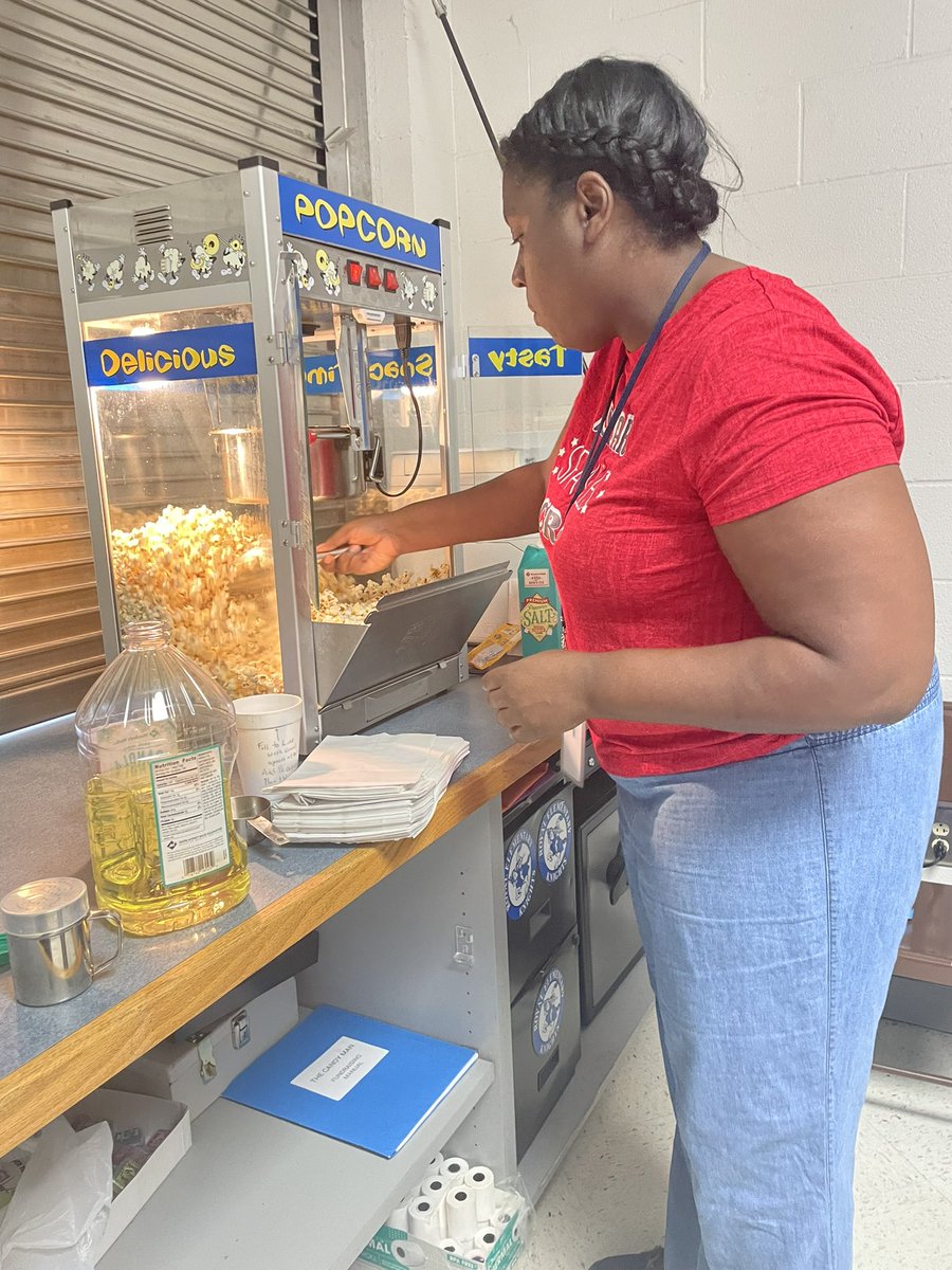 here_is_hannah's tweet photo. Summer Learning be POPPIN’! Staff and student treats!! @fcscampreads @RoyalElementary @LES_Mustangs @FCSBES @Falcons_FES https://t.co/YKveGadudY