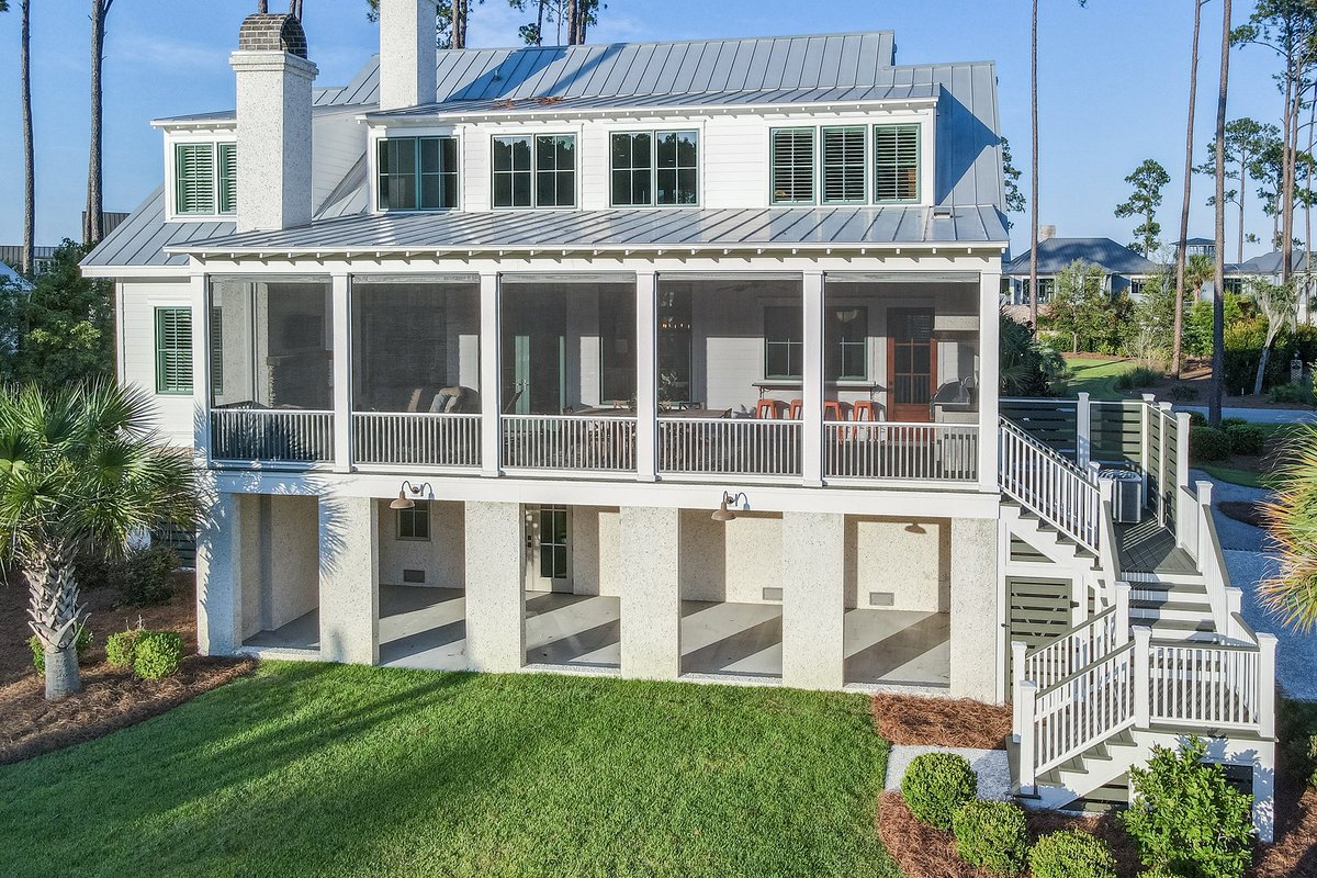 Just Listed: 33 Jackfield Road
 
 Situated on a quiet cul-de-sac in Barge Landing, this three-bedroom, three-and-one-half bath home is well sited for privacy along the banks of a freshwater lake with views of a preserved maritime forest  

Learn more: bit.ly/3c0Ub4h
