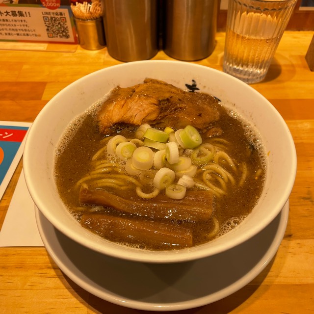 kzhal573's tweet photo. ラーメン　骨 at 人類みな麺類

新しく出てた「ラーメン骨」

かなりの魚粉！！
クセになる美味しさ！ #毎日がラーメン https://t.co/yIm6KMGQhN https://t.co/C6W0VzvHgi