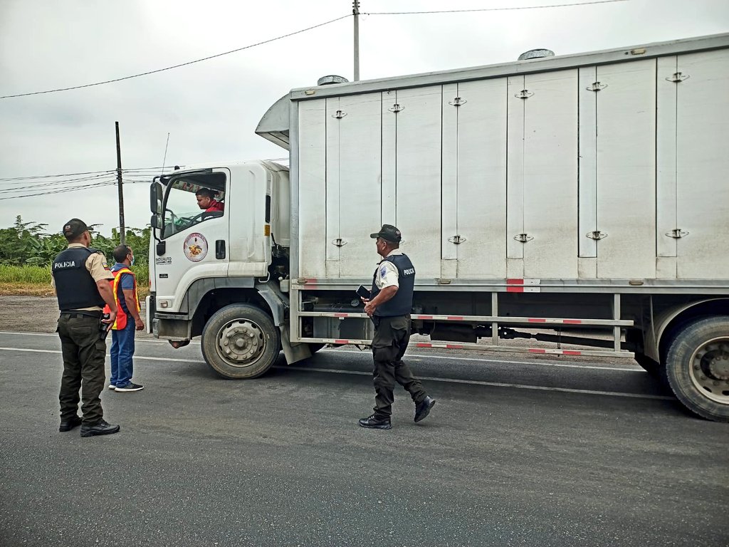 AgrocalidadZ5's tweet photo. #Guayas | Junto a @CTEcuador realizamos operativo de control de carreteras, para revisar la movilización de ganado; verificando la documentación en el cantón Naranjal.
#PrevenciónSanitaria https://t.co/fKoHZbwn2y
