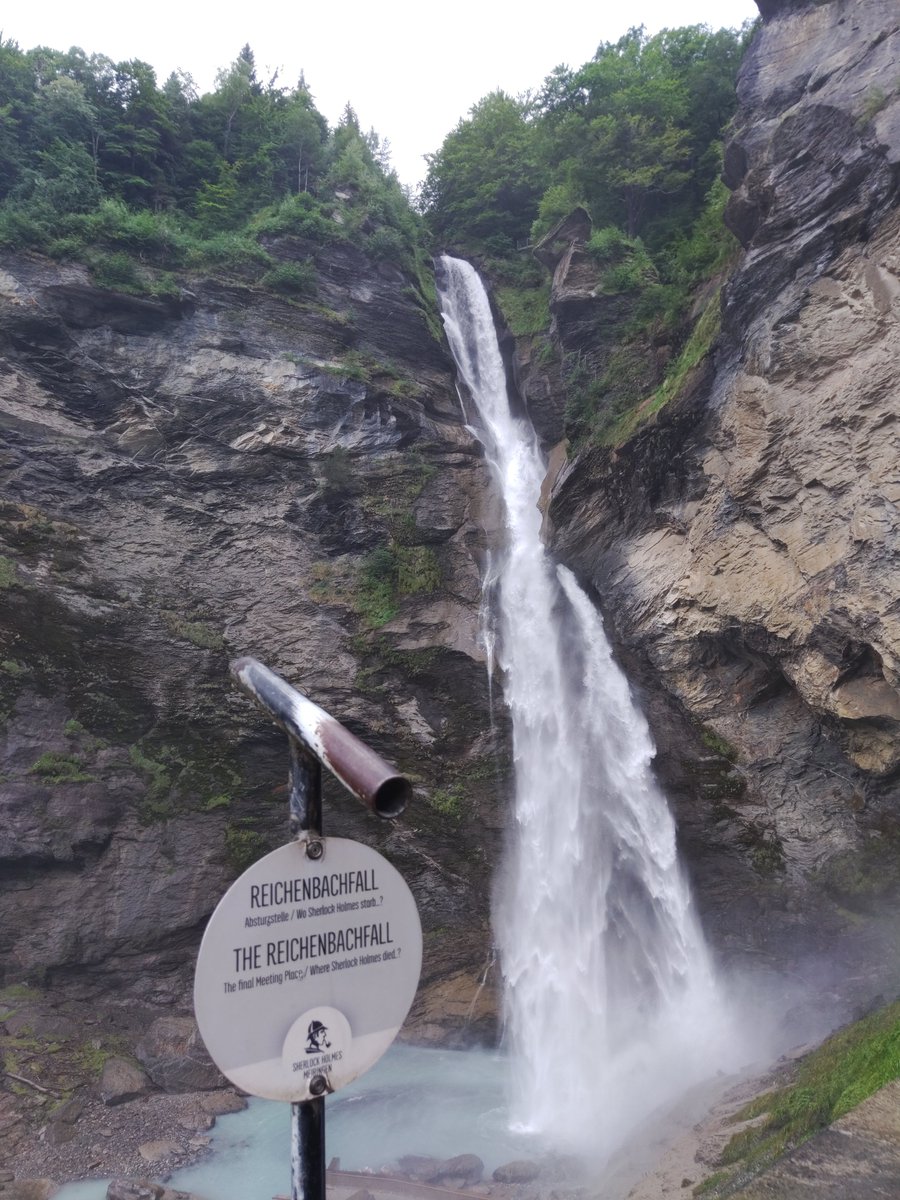 _wrzlbrnft_'s tweet photo. So reich der Bach, so tief der Fall. #Reichenbachfall 2/x https://t.co/fMjfWf3Dkf