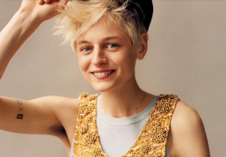 JMcKMelbourne's tweet photo. Actor Emma Corrin has opened up about their #nonbinary identity in an interview with Vogue. "I feel much more seen when I'm referred to as they." #nonbinarynews #queernews #emmacorrin #nonbinaryactor https://t.co/Ri3hNYGbcG https://t.co/kTeBfvxbTC
