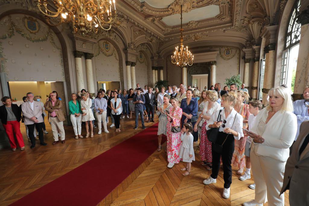 Arnaud_Pericard's tweet photo. Toutes mes félicitations à Sasha Durepairt, couronnée nouvelle Reine des Loges ! Elle représentera la #FêtedesLoges et les forains tout au long de l’année, en même temps d’assurer une mission solidaire auprès des enfants et des personnes âgées ! Je lui souhaite un beau mandat ! https://t.co/SZVWHFWLRN