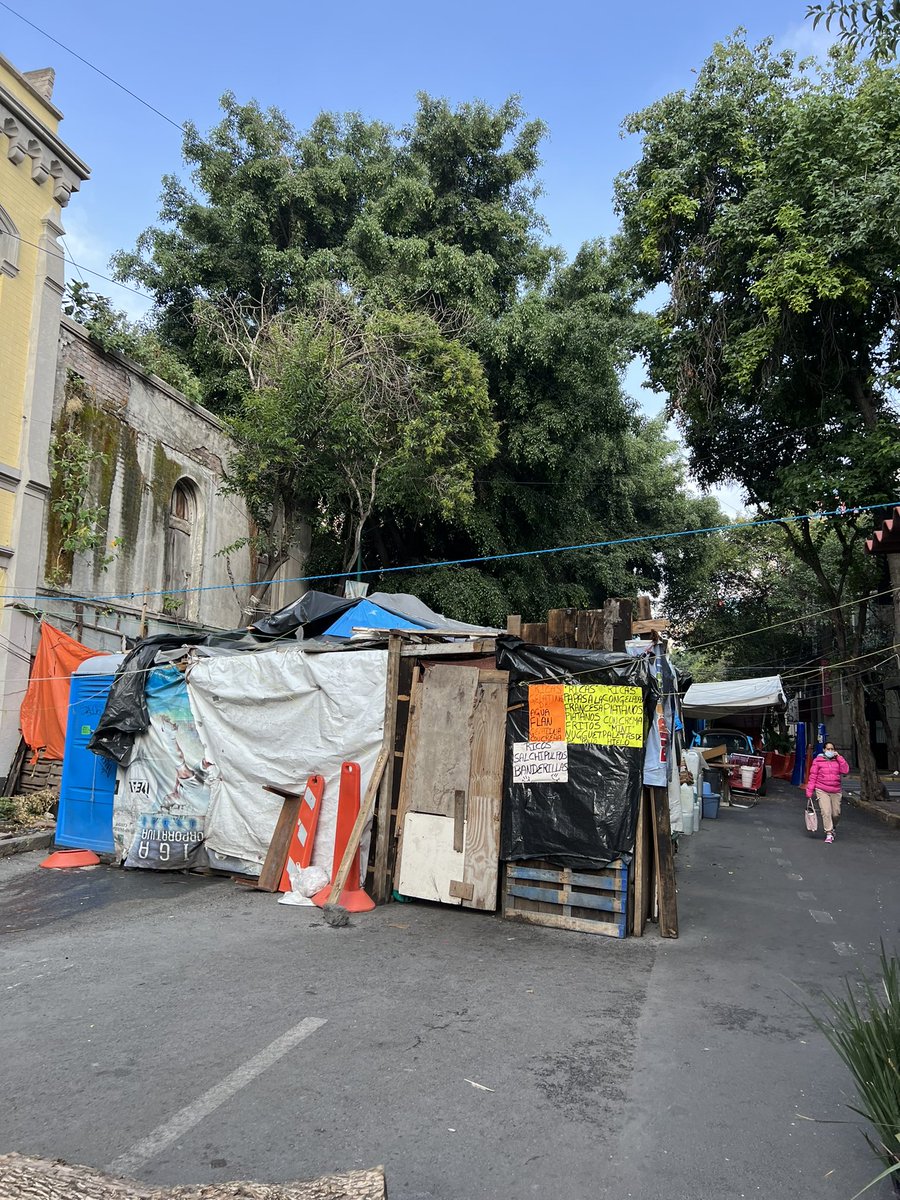 BoxDontCry's tweet photo. @SandraCuevas_ Hola Sandra oye en la colonia Juárez a lado del museo de cera tenemos estos dos detalles importantes. 

1. Un techo que se acababa de montar completamente roto
2. Gente viviendo en las calles generando problemas a los negocios y problemas de higiene importante. https://t.co/AnriVTSpAa