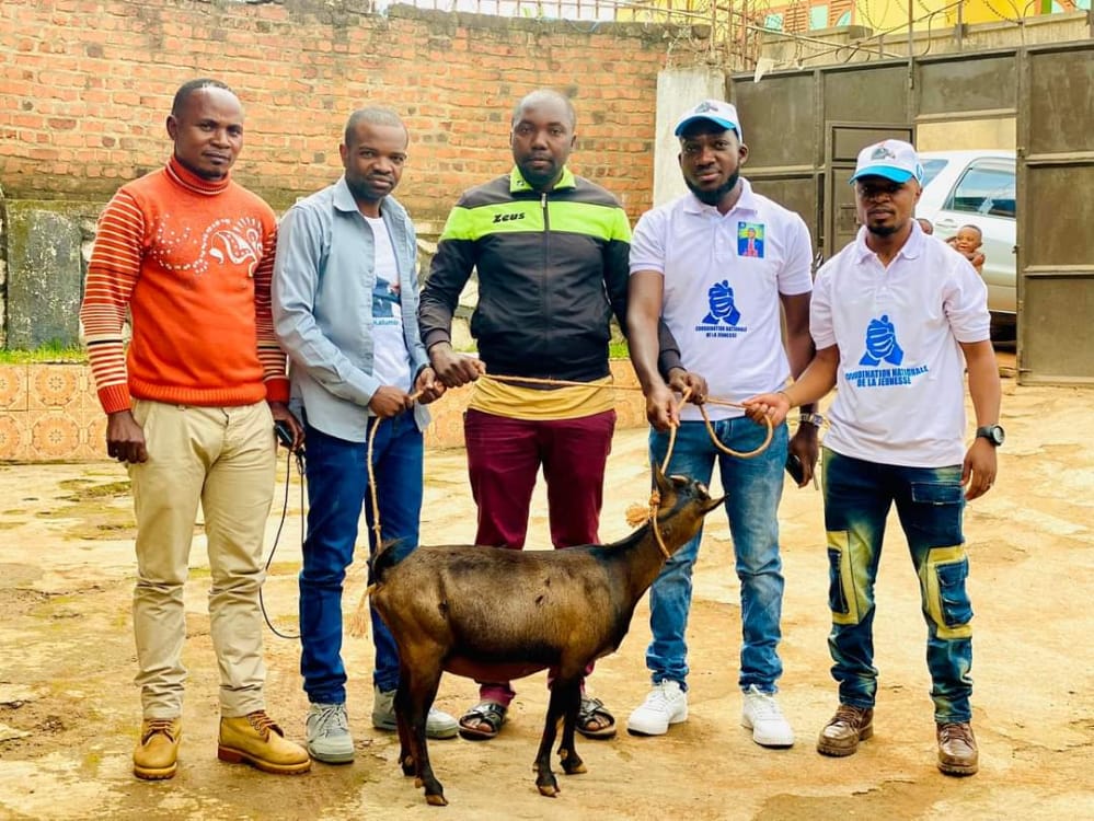 DocteurFanny's tweet photo. N-Kivu:Pr avoir payé 5000$ com frais d'affiliation d l'AS NYUKI d Butembo aux différentes compétitions sportives,l comité dirigeant d c7 équipe vient d remettre 1e chèvre du chairman entre les mains d l'Hon @PrMatofali en guise d remerciema au Pr Moïse Katumbi pr ses actes. https://t.co/Fb8u3mN0LP