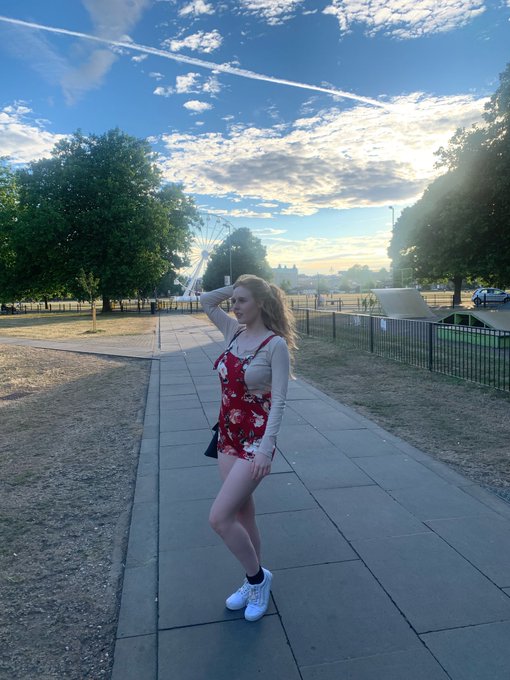 I do wear clothes sometimes 😂😂😅😅   Real life me when I&rsquo;m not modelling ❤️❤️✨✨ https://t.co/rM1ZLwcCz