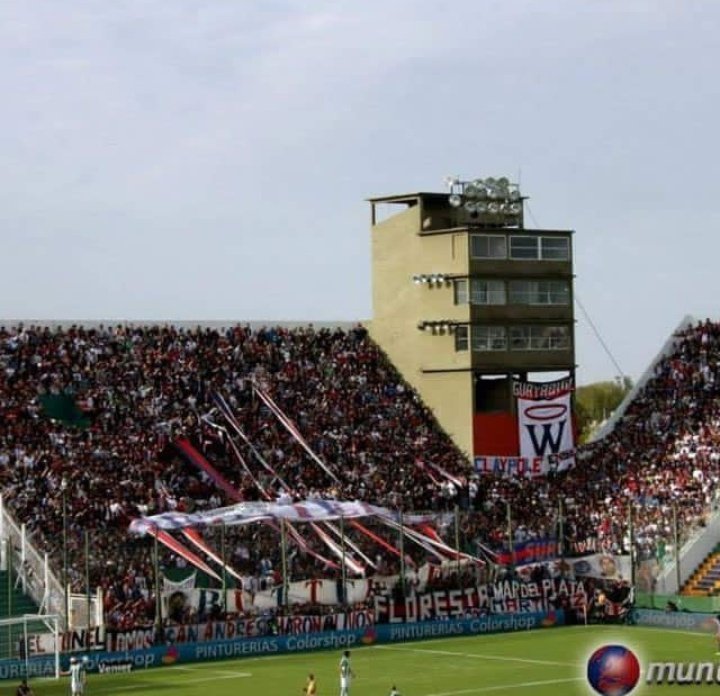 Hinchada de #SanLorenzo en el estadio de #Banfield