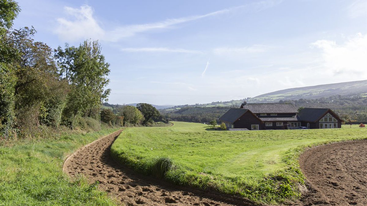 GoffsProperty's tweet photo. 𝐅𝐎𝐑 𝐒𝐀𝐋𝐄

Timber Lodge is stunning country residence within a parkland setting on c.43.2 acres, with an additional residence &amp; extensive equestrian facilities inc. a 5½f gallop 🐎

📍 Kilbrannish, Bunclody, Co. Carlow 

More info👉 https://t.co/dROHRm0t1F

#GoffsProperty https://t.co/6zNDpKJ9tL