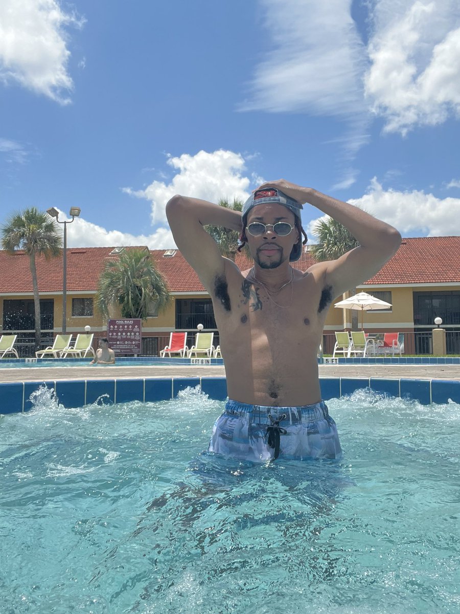 pool side state of mind 🏝
