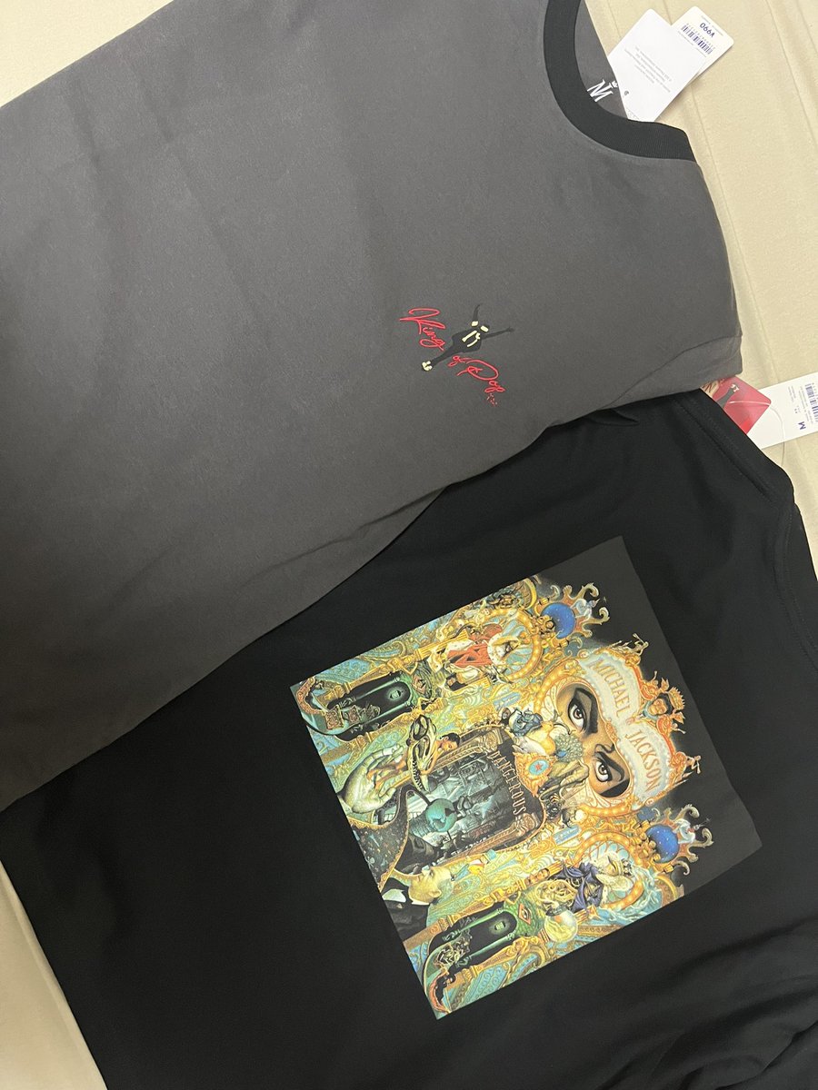 Michael____LOVE's tweet photo. 結局2枚買ってしまった💸✨
満足🥰🥰🥰
Dangerousじゃない方は学校着てこ https://t.co/qCGdpCju82