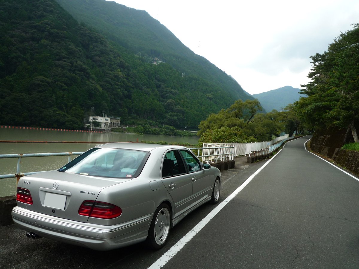 yuuki_saa's tweet photo. 車乗りとして軽く自己紹介します♪

名前：ユウキ
性別：男
年齢：秘密（精神年齢は17歳）
身長：170cm
住み：静岡県
職業：SE
免許：大型一種、大型二輪、二級小型船舶
車種：2002年型 W210 AMG E55
一言：車種問わずコラボしましょう！

#車乗りとして軽く自己紹介
#車好きと繋がりたい https://t.co/Qi21iy7jqy