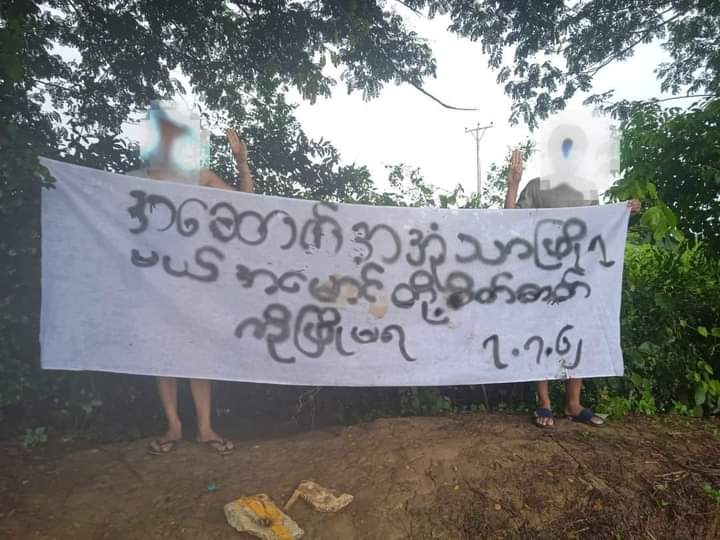 miN13700's tweet photo. #Hinthada township basic education students' union (ABFSU) led an anti-military movement marking the 60th anniversary of 7 July Student Uprising, by hanging a revolutionary banner on July 7.
#7762_NoMoreImpunity
#2022July7Coup
#WhatsHappeninglnMyanmar https://t.co/by2JKClF1n