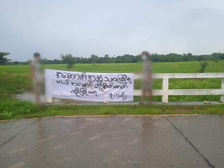 miN13700's tweet photo. #Hinthada township basic education students' union (ABFSU) led an anti-military movement marking the 60th anniversary of 7 July Student Uprising, by hanging a revolutionary banner on July 7.
#7762_NoMoreImpunity
#2022July7Coup
#WhatsHappeninglnMyanmar https://t.co/by2JKClF1n