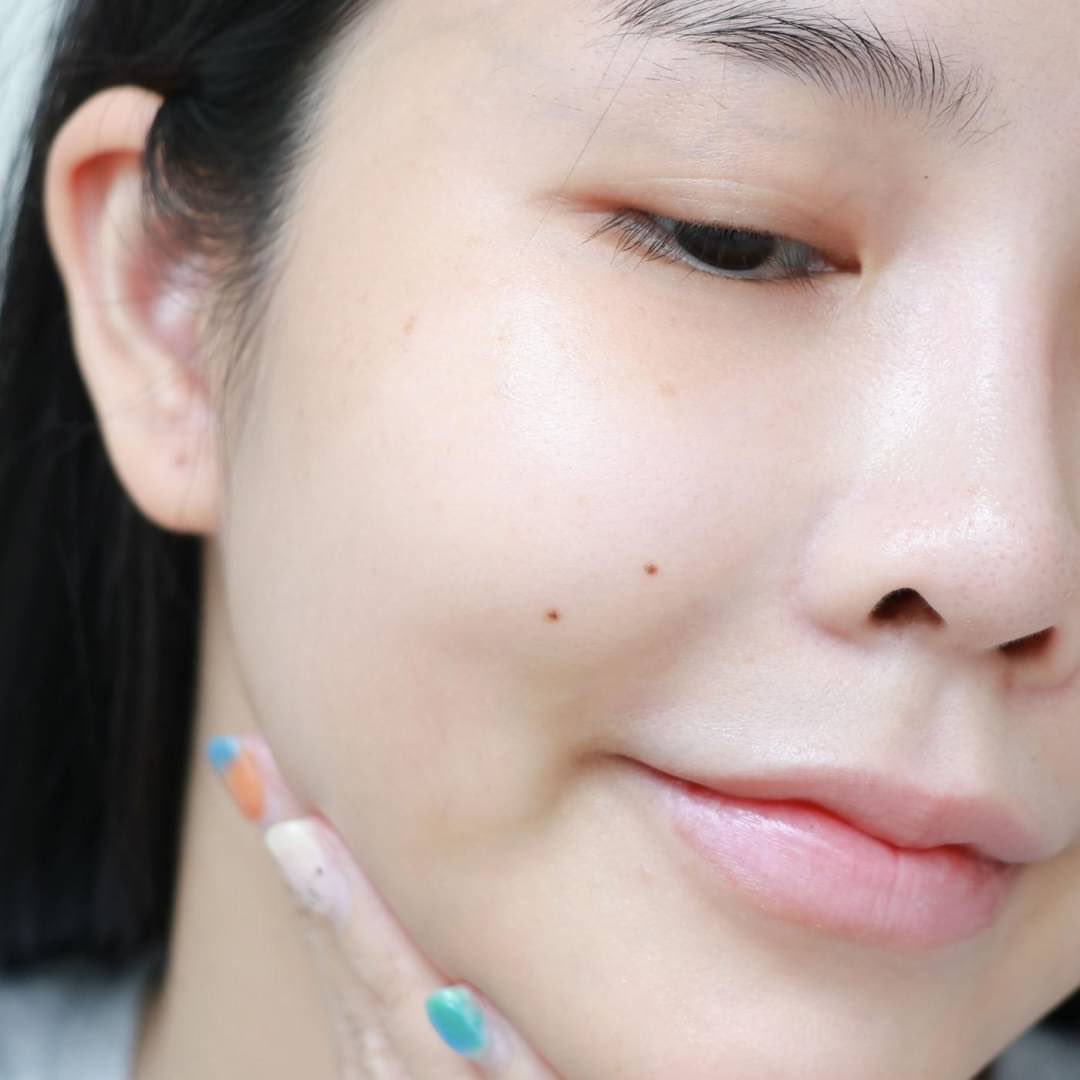 fhay_cotton_h's tweet photo. Triple Booster Serum ของ PAVITREE ก็คือเหมาะกับคนที่ต้องการดูแลผิวแบบ ครบ จบ ในขวดเดียวไปเลย เพราะน้องเค้าช่วยในเรื่องฟื้นฟูผิว ใครผิวอ่อนล้าบ่อยๆลองดู นอกจากนี้เค้ายังช่วยเรื่องริ้วรอย ชุ่มชื้น กระจ่างใส และลดจุดด่างดำอีกด้วย เนื้อเซรั่มซึมไวมากกก #Pavitree #BeNaturalYouAre https://t.co/2OcyphZiLB