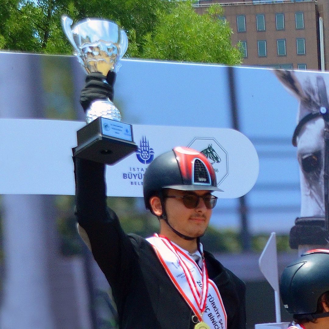 23-26 Haziran 2022 tarihleri arasında İstanbul’da gerçekleştirilen İSTANBUL ATLISPOR KULÜBÜ BİNİCİLİK ENGEL ATLAMA TÜRKİYE ŞAMPİYONASI 2022’de, 38 genç binici arasından öğrencimiz Burak Alparslan Türkiye şampiyonu oldu.
 
Öğrencimizi tebrik eder, başarılarının devamını dileriz.