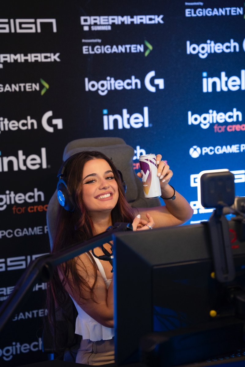 OY and gaming makes you happy 😬🥤