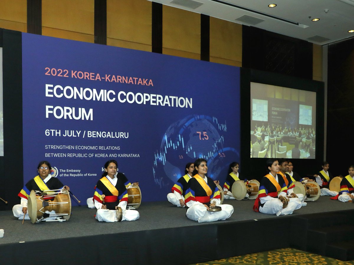 RokEmbIndia's tweet photo. (2/5) After having speeches and presentation on broadening bilateral economic cooperation from IT to EV, the attendees enjoyed Korean performances such as Samulnori(Korean traditional percussion instrumental music), K-Pop dance and Taekwondo. https://t.co/jeWPk3fBoP