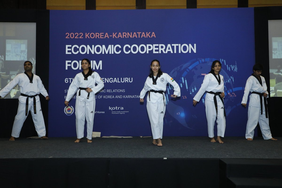 RokEmbIndia's tweet photo. (2/5) After having speeches and presentation on broadening bilateral economic cooperation from IT to EV, the attendees enjoyed Korean performances such as Samulnori(Korean traditional percussion instrumental music), K-Pop dance and Taekwondo. https://t.co/jeWPk3fBoP