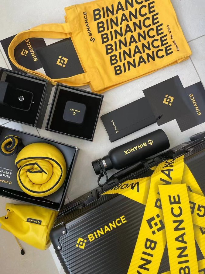 BTClaoying's tweet photo. 粉丝福利!!!
行情不好，鹰哥联合 #Binance 给大家搞点福利吧😄抽2套 #BNB 五周年周边给大家!
精致的礼盒,彰显身份!
要求：
(1)关注 
@xns9s0
@binancezh
@sisibinance
(2)点赞 评论 转发
(3)艾特3个朋友!

48h后开奖！#BTC #ETH  #Crypto #NFT 返佣链接:https://t.co/ZsxN2E3rbD https://t.co/sZMc0cwo4F