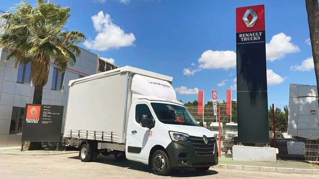 VEINLUC's tweet photo. Granalquiler Trucks Lucena, S.L. amplÃa su flota con esta bonita y nueva #MASTER #CCAB #RTWD #3T5 #L4 #165 ð
ð Carrozada en nuestras instalaciones de Veinluc, S.A. por ChapisterÃa V.I.
Perfecta para repartos, mudanzas, etc... ð
Siempre al servicio de nuestros clientes ðâ https://t.co/wXu2aor9xw