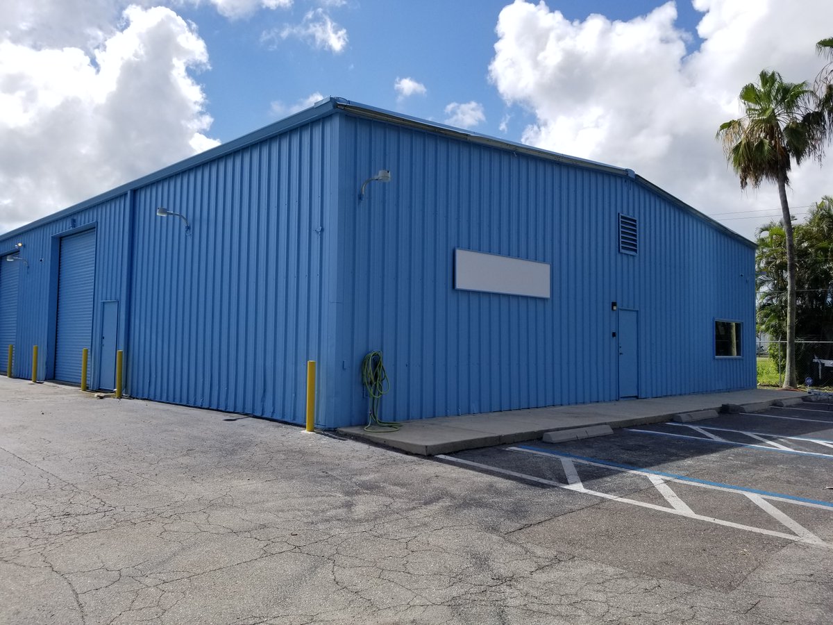 Sunizo_CRE's tweet photo. Check out the brand new paint at a flex property we manage in #FortMyers, #FL. This property has several units with offices and warehouses. It has great accessibility for tenants that want to be close to Fort Myers Beach, within miles of the local airport, and I-75. #CRE #flex https://t.co/H4F0ELCsAe
