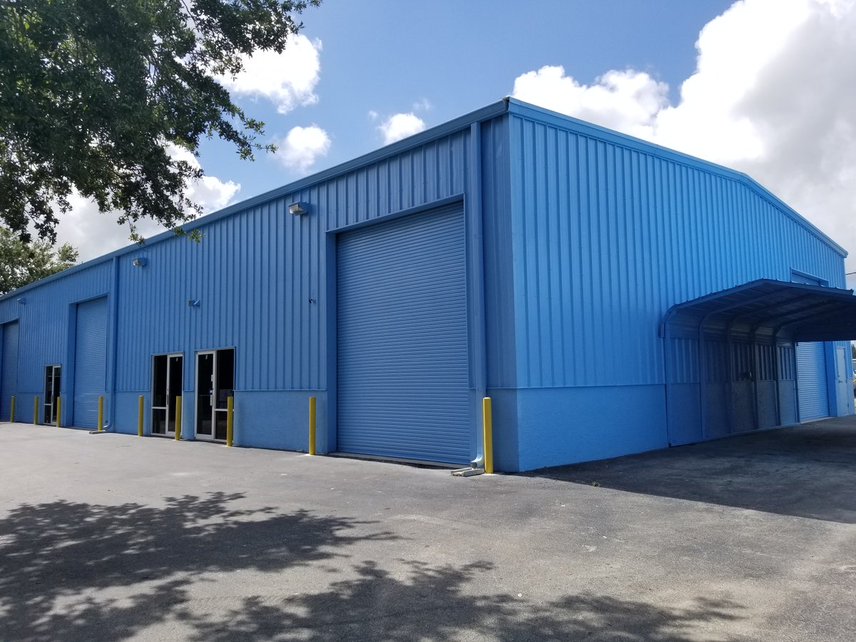 Sunizo_CRE's tweet photo. Check out the brand new paint at a flex property we manage in #FortMyers, #FL. This property has several units with offices and warehouses. It has great accessibility for tenants that want to be close to Fort Myers Beach, within miles of the local airport, and I-75. #CRE #flex https://t.co/H4F0ELCsAe