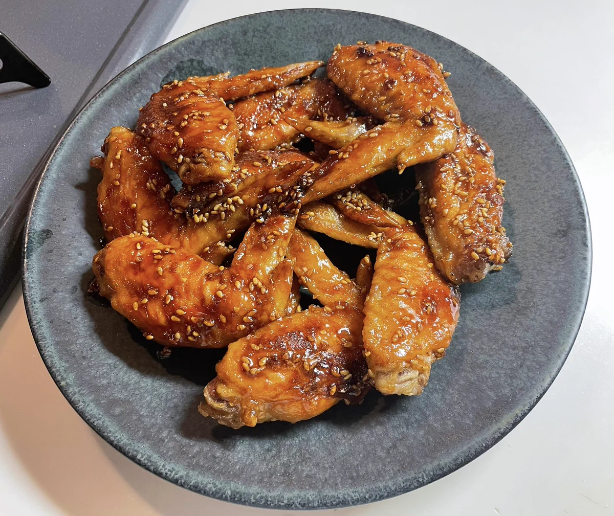 甘辛ダレを使った味付けがとっても美味しそう！出すたびに喜ばれるという「手羽先」レシピ！