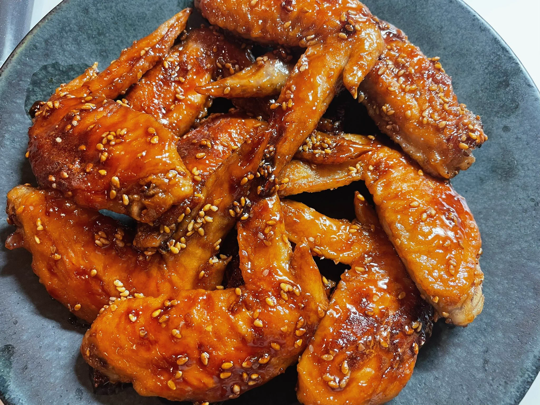 甘辛ダレを使った味付けがとっても美味しそう！出すたびに喜ばれるという「手羽先」レシピ！