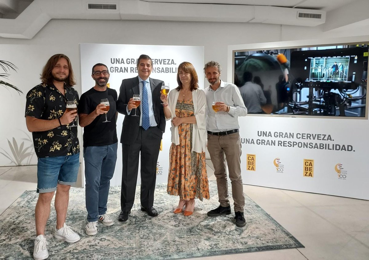 CervecerosES's tweet photo. Finalizamos el 🔴#directo de la presentación a medios de comunicación de #DisfrutaConCabeza con un brindis de cerveza con las agencias implicadas 🍻
@OmnicomPR_es @OMD_Spain @GraceAgencia https://t.co/jK5Fbdo6Dg
